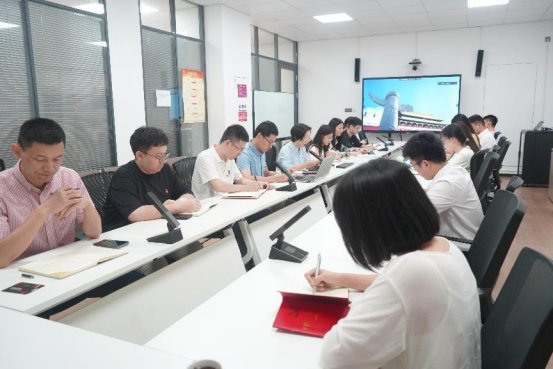会议由直属党支部书记余雯主持